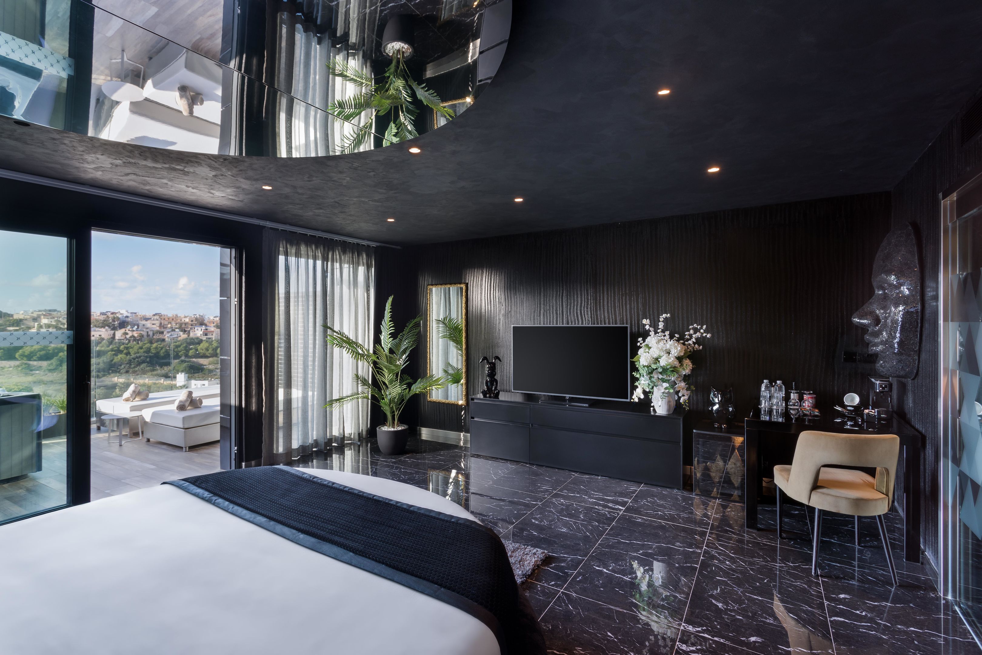 Hotel: H Hotel